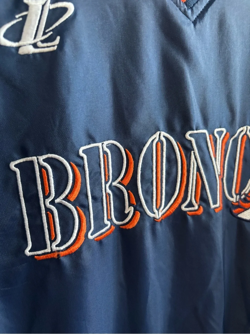 Vintage 90s Boys XL (18) NFL Pro Line Denver Broncos pullover windbreaker Vneck